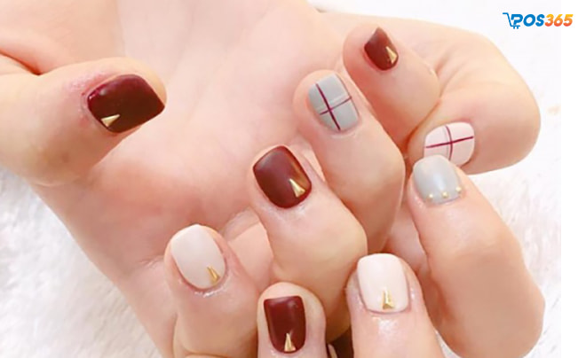 mẫu nail kẻ burberry