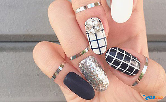 mẫu nail kẻ đính đá đẹp